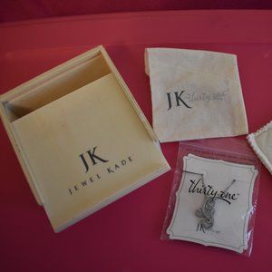 NWT JK Thirty-One Signature G Necklace in Silver